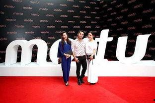 明星网红齐聚现场的英文,Stars and Influencers Flock to the Event