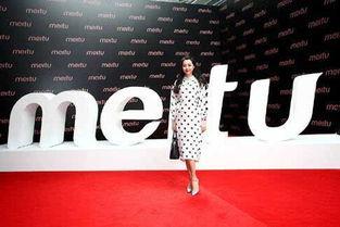 明星网红齐聚现场的英文,Stars and Influencers Flock to the Event