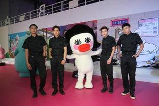 明星网红齐聚现场的英文,Stars and Influencers Flock to the Event