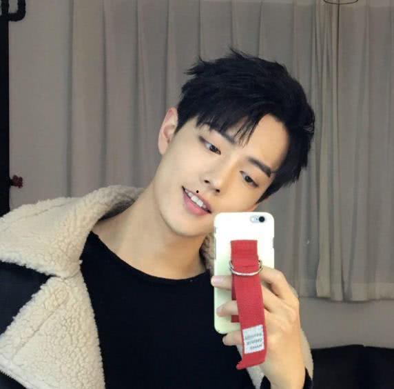 耳返明星网红同款,揭秘明星网红们的时尚秘密！”