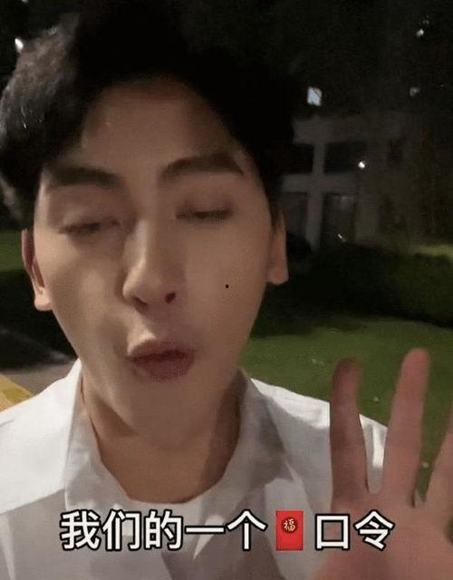 明星网红玩手机入迷视频,明星网红入迷瞬间，揭秘网络成瘾现象