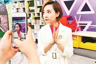 明星网红玩手机入迷视频,明星网红入迷瞬间，揭秘网络成瘾现象