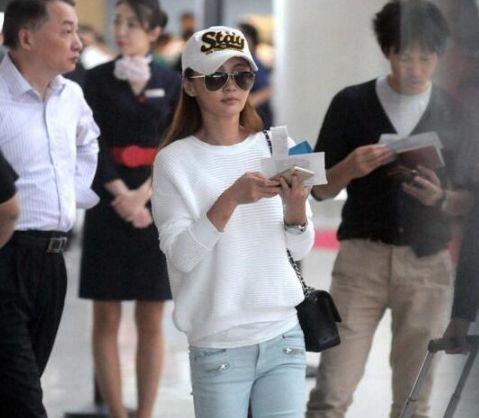 明星网红在机场被骂,明星网红遭遇网友怒骂瞬间