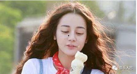 明星网红推荐酸奶品牌,盘点明星同款，揭秘最受欢迎酸奶品牌