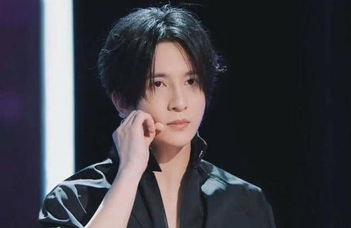 中国社会吹捧明星网红,中国网红明星的全民崇拜现象解析